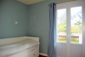 um quarto com uma cama ao lado de uma janela em Appartement 2 chambres avec superbe vue mer sur la plage de Trestrignel à PERROS-GUIREC - Réf 834 em Perros-Guirec