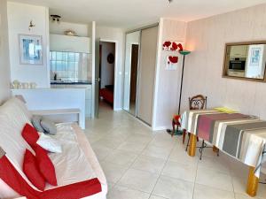 Il comprend un salon avec deux lits et une cuisine. dans l'établissement Appartement 3 étoiles avec belle vue sur mer à PERROS-GUIREC - ref 835, à Perros-Guirec
