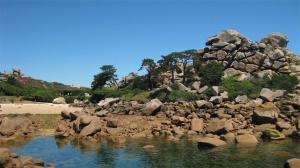 une grande pile de rochers à côté d'une masse d'eau dans l'établissement Appartement 3 étoiles avec belle vue sur mer à PERROS-GUIREC - ref 835, à Perros-Guirec 7 autres photos