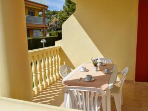 a table and chairs on the balcony of a house at Apartamentos Madeira 3000 in Alcossebre