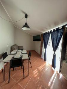 een eetkamer met een tafel en stoelen en een raam bij beb dragonara apartment in Torre Maggiore