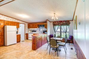 - une cuisine et une salle à manger avec une table et des chaises dans l'établissement Valley View Lodge Rural Home in Bridgeport!, 