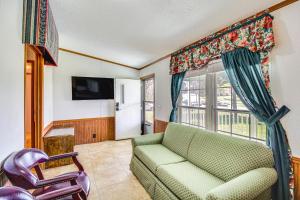 - un salon avec un canapé et une fenêtre dans l'établissement Valley View Lodge Rural Home in Bridgeport!, 