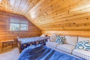 drewniany domek z kanapą i łóżkiem w obiekcie Sno-Bird #10 w mieście Government Camp