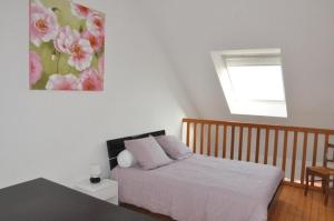 una camera con letto e finestra di Appartement belle vue sur mer 3 étoiles à PERROS-GUIREC - ref 836 a Perros-Guirec