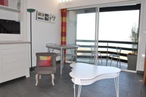 un soggiorno con tavolo e sedia di Appartement belle vue sur mer 3 étoiles à PERROS-GUIREC - ref 836 a Perros-Guirec