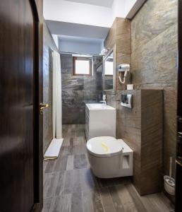 een badkamer met een wit toilet in een kamer bij Pension Korona in Sibiu