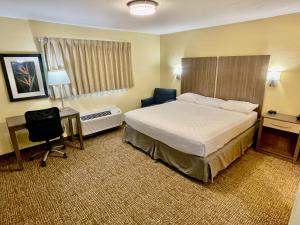 Postel nebo postele na pokoji v ubytování Suburban Studios Fort Myers Cape Coral + 54 fotografií