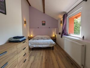 a bedroom with a bed and a window at Logement indépendant 3 pièces Le Renard des Vosges in La Croix-aux-Mines