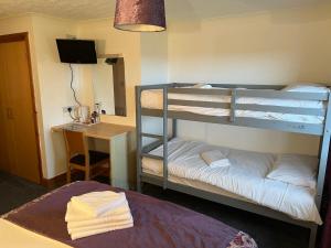 Двухъярусная кровать или двухъярусные кровати в номере Hazeldene Hotel