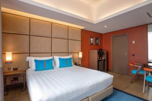 Giường trong phòng chung tại The Independent Hotel