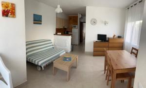 Televisyen dan/atau pusat hiburan di Apartamentos Miradores