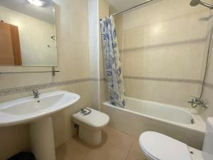 uma casa de banho com um lavatório, um WC e um chuveiro em Apartamentos Neptuno 3000 em Alcossebre