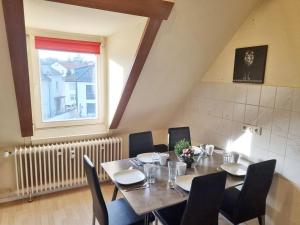 comedor con mesa, sillas y ventana en 3-room Apartment in Offenbach, en Bieber
