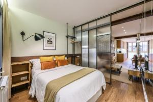A bed or beds in a room at AP Chueca Még 37 kép