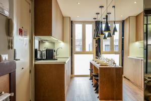 A kitchen or kitchenette at AP Chueca
