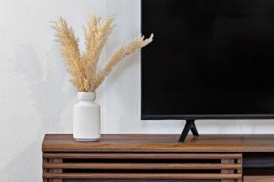 TV a/nebo společenská místnost v ubytování Spacious Beach Apt in Las Olas Blvd