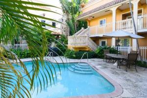 Bazén v ubytování Spacious Beach Apt in Las Olas Blvd nebo v jeho okolí