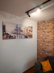 un soggiorno con un dipinto sul muro di Old-timer Central Varna a Varna Altre 25 foto