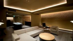 un soggiorno con divano bianco e tavolo di Hotel Anaga a Minamiawaji