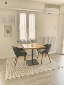 una mesa de comedor y 2 sillas en una habitación en Sol House, en Pisa