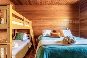 1 Schlafzimmer mit 2 Etagenbetten in einer Hütte in der Unterkunft Villa dos Plátanos em Rancho Queimado in Rancho Queimado