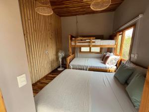 1 Schlafzimmer mit 2 Etagenbetten in einem Zimmer in der Unterkunft Thani Ecobeach Barú in Playa Blanca