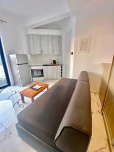 - un salon avec un canapé et une table dans l'établissement Bianco a Nero Mykonos, à Mykonos