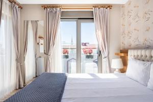 1 dormitorio con cama y ventana grande en Loi Suite en Antalya