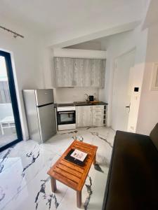 a kitchen with a table in the middle of it at Bianco a Nero Mykonos in M&yacute;konos City