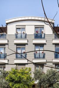 un edificio con balcones y macetas en Loi Suite, en Antalya