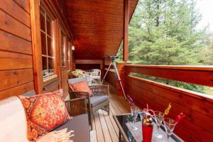 Balkón nebo terasa v ubytování Large Luxury Log Cabin Getaway