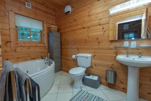 Koupelna v ubytování Large Luxury Log Cabin Getaway