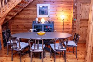 Fotografie z fotogalerie ubytování Large Luxury Log Cabin Getaway v destinaci Ballyconnell