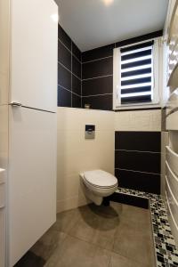 a bathroom with a toilet and a window at Maison au calme * parking privé * wifi in Villemandeur