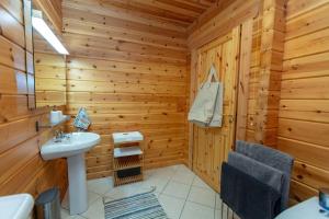 Koupelna v ubytování Large Luxury Log Cabin Getaway + 24 fotografií