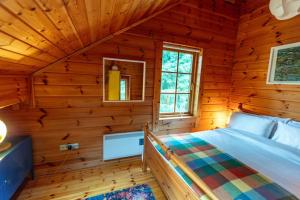 Postel nebo postele na pokoji v ubytování Large Luxury Log Cabin Getaway