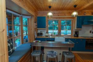 Kuchyň nebo kuchyňský kout v ubytování Large Luxury Log Cabin Getaway