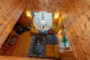 Posezení v ubytování Large Luxury Log Cabin Getaway