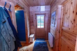 Fotografie z fotogalerie ubytování Large Luxury Log Cabin Getaway v destinaci Ballyconnell