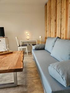 sala de estar con sofá y mesa de madera en Ferienhaus Flechtner, en Norderney