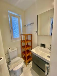 La salle de bains est pourvue de toilettes, d'un lavabo et d'un miroir. dans l'établissement Bianco a Nero Mykonos, à Mykonos