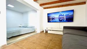 Postel nebo postele na pokoji v ubytování Welooveyou Arenas Cottage + 21 fotografií
