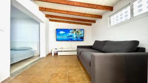 TV a/nebo společenská místnost v ubytování Welooveyou Arenas Cottage