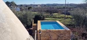 una piscina en medio de un patio en Trulli Beauty ALCOVA en Locorotondo
