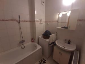ein Badezimmer mit Badewanne, Toilette und Waschbecken in der Unterkunft Boróka 3 Apartman in Hajdúszoboszló + 8 Fotos