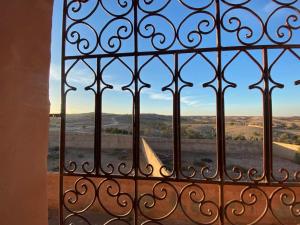 widok z okna z płotem w obiekcie Tiki House Marrakech chez Paul w mieście Lalla Takerkoust
