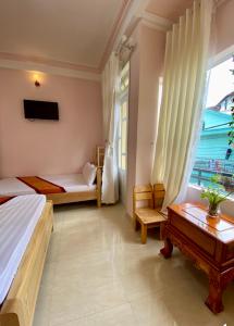 Łóżko lub łóżka w pokoju w obiekcie Nhà nghỉ Nghĩa Nhân