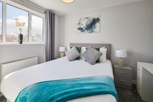 een slaapkamer met een wit bed en een blauwe deken bij Host & Stay - Bartlemere House in Barnard Castle