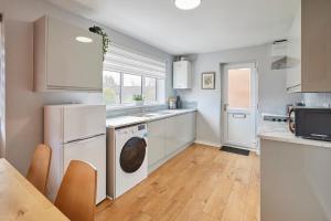 een keuken met witte apparatuur en een houten vloer bij Host & Stay - Bartlemere House in Barnard Castle